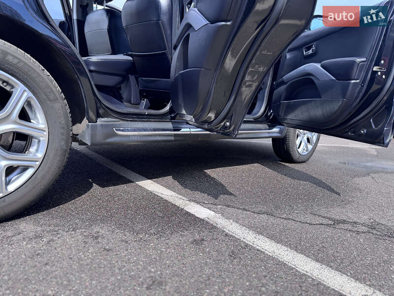 Внедорожник / Кроссовер Mitsubishi Outlander XL 2010 в Киеве