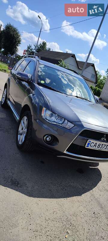 Внедорожник / Кроссовер Mitsubishi Outlander XL 2011 в Смеле