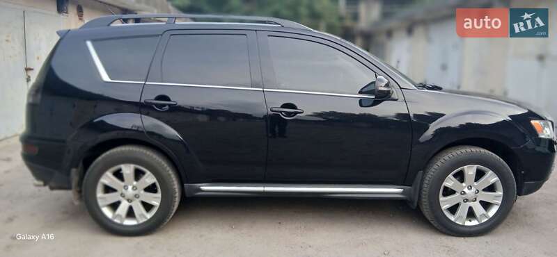 Позашляховик / Кросовер Mitsubishi Outlander XL 2011 в Кам'янському