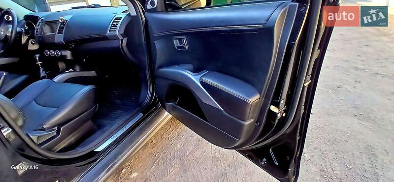 Позашляховик / Кросовер Mitsubishi Outlander XL 2011 в Кам'янському