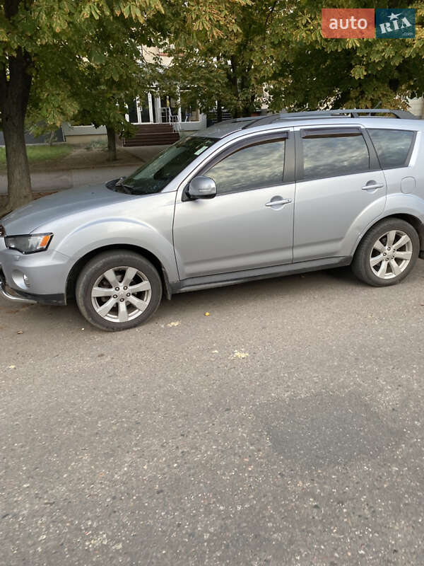 Внедорожник / Кроссовер Mitsubishi Outlander XL 2012 в Александрие