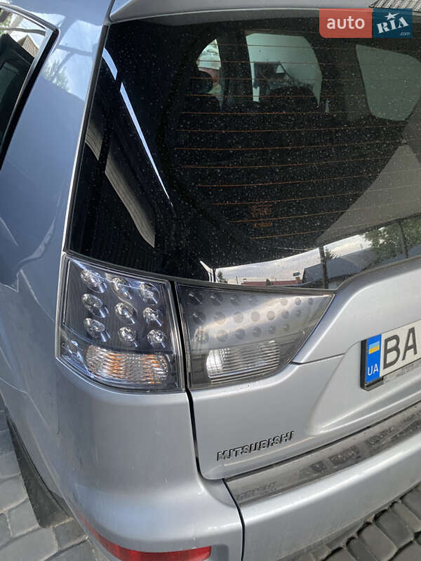 Внедорожник / Кроссовер Mitsubishi Outlander XL 2012 в Александрие