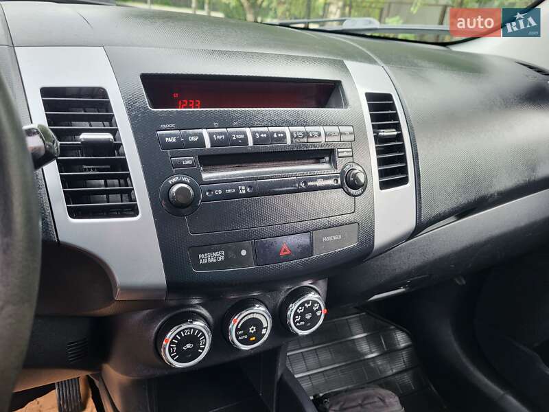 Внедорожник / Кроссовер Mitsubishi Outlander XL 2010 в Хмельницком