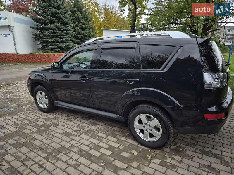 Внедорожник / Кроссовер Mitsubishi Outlander XL 2010 в Черновцах