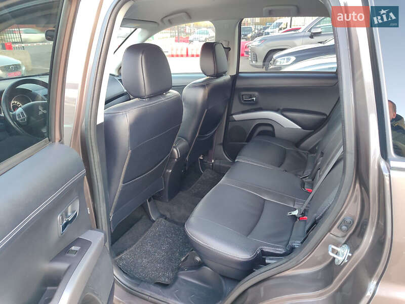 Позашляховик / Кросовер Mitsubishi Outlander XL 2010 в Києві