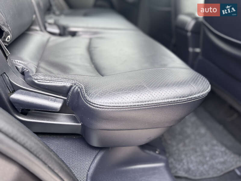 Позашляховик / Кросовер Mitsubishi Outlander XL 2010 в Києві