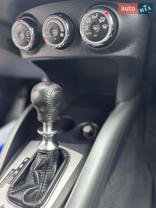 Позашляховик / Кросовер Mitsubishi Outlander XL 2010 в Києві