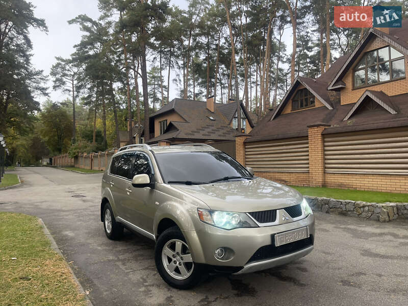 Позашляховик / Кросовер Mitsubishi Outlander XL 2008 в  фото Позашляховик / Кросовер Mitsubishi Outlander XL 2008 в