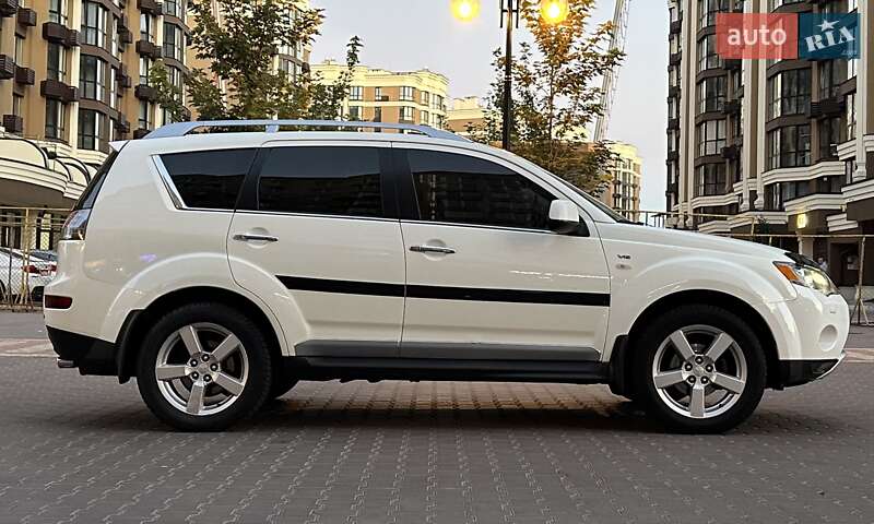 Позашляховик / Кросовер Mitsubishi Outlander XL 2010 в Києві