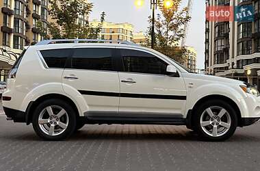 Позашляховик / Кросовер Mitsubishi Outlander XL 2010 в 