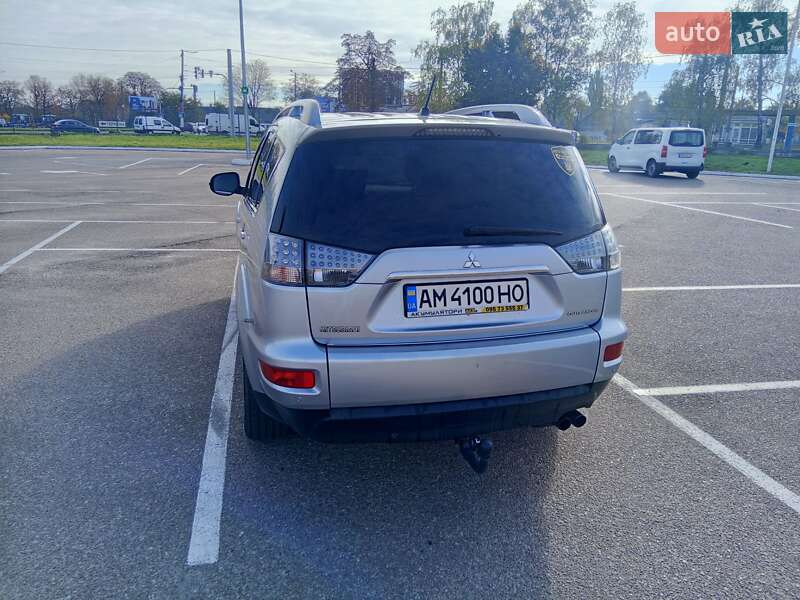Позашляховик / Кросовер Mitsubishi Outlander XL 2010 в Житомирі