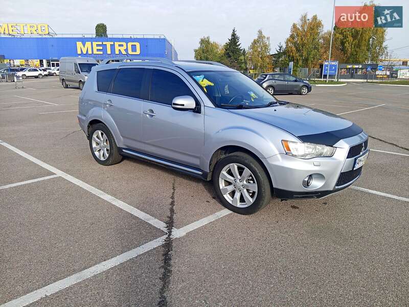 Позашляховик / Кросовер Mitsubishi Outlander XL 2010 в Житомирі