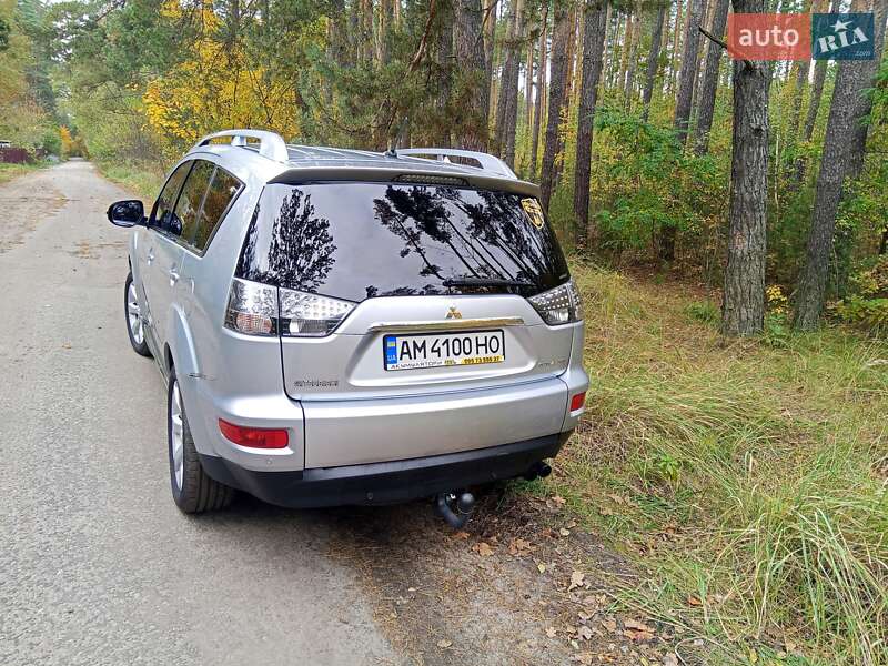 Позашляховик / Кросовер Mitsubishi Outlander XL 2010 в Житомирі