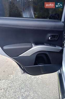 Внедорожник / Кроссовер Mitsubishi Outlander XL 2010 в 