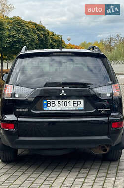 Позашляховик / Кросовер Mitsubishi Outlander XL 2012 в 
