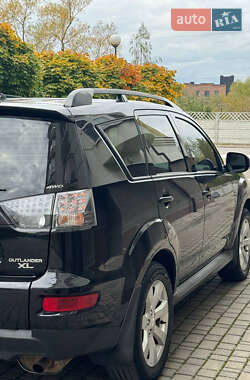 Позашляховик / Кросовер Mitsubishi Outlander XL 2012 в 