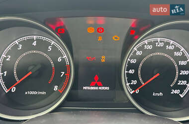 Позашляховик / Кросовер Mitsubishi Outlander XL 2012 в 