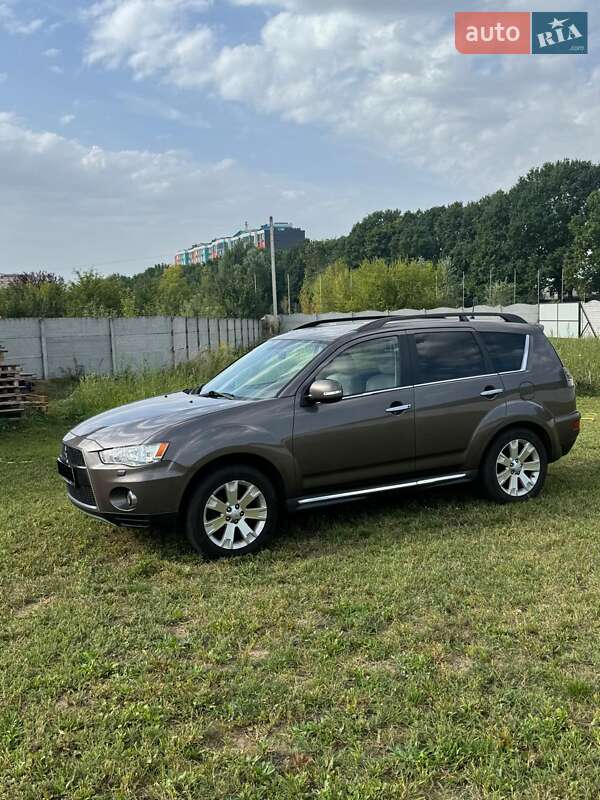 Позашляховик / Кросовер Mitsubishi Outlander XL 2011 в  фото Позашляховик / Кросовер Mitsubishi Outlander XL 2011 в