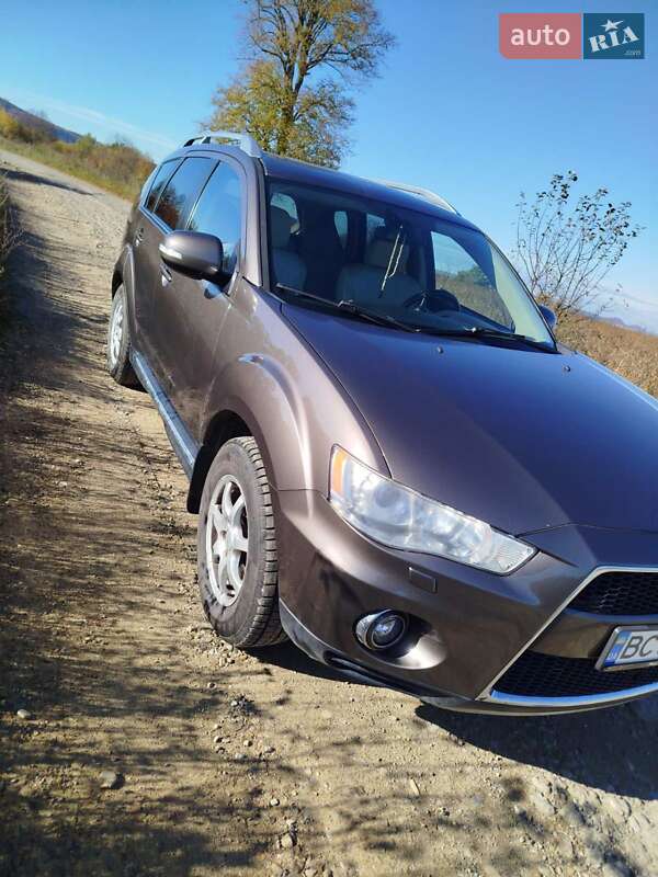 Внедорожник / Кроссовер Mitsubishi Outlander XL 2010 в Самборе фото 9 Внедорожник / Кроссовер Mitsubishi Outlander XL 2010 в Самборе