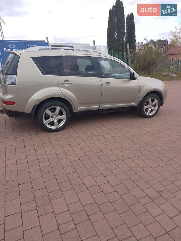 Позашляховик / Кросовер Mitsubishi Outlander XL 2007 в Трускавці фото 5 Позашляховик / Кросовер Mitsubishi Outlander XL 2007 в Трускавці