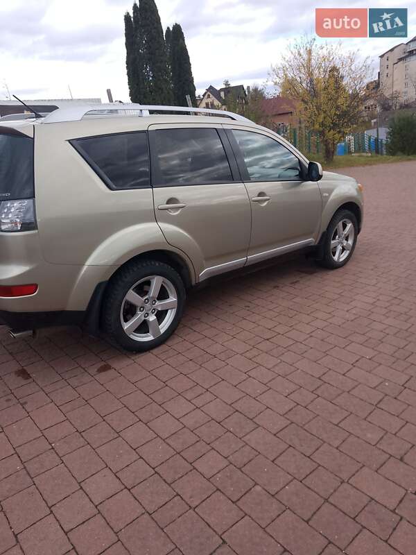 Позашляховик / Кросовер Mitsubishi Outlander XL 2007 в Трускавці фото 8 Позашляховик / Кросовер Mitsubishi Outlander XL 2007 в Трускавці