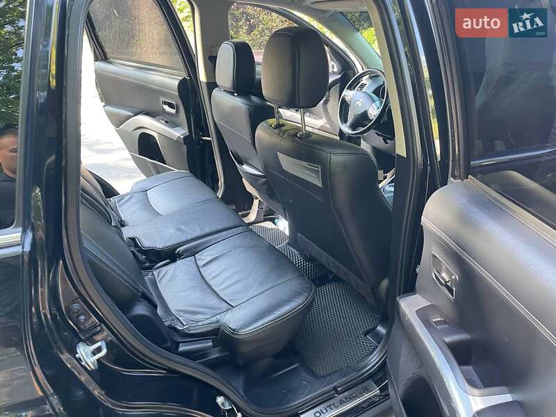 Внедорожник / Кроссовер Mitsubishi Outlander XL 2012 в Полтаве