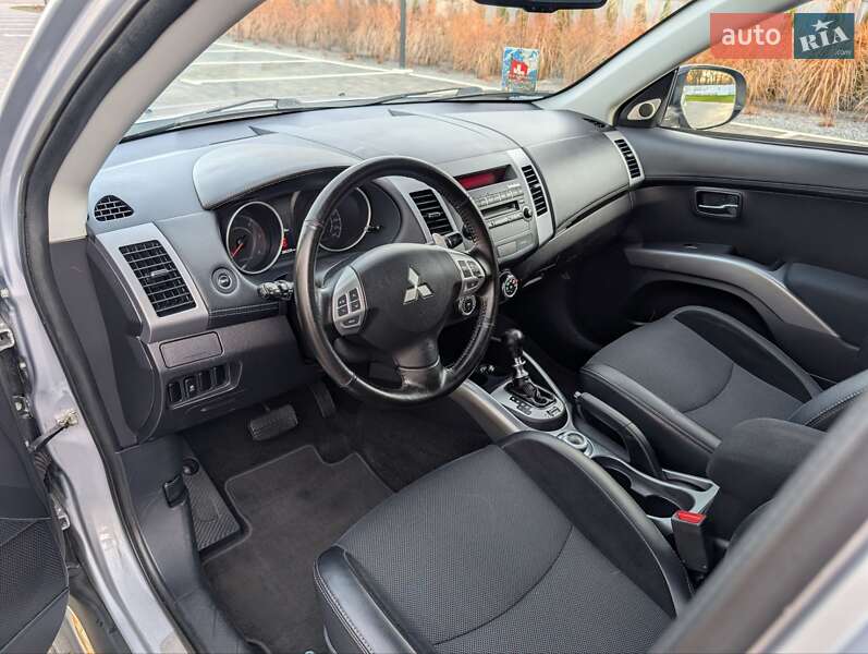 Внедорожник / Кроссовер Mitsubishi Outlander XL 2012 в Луцке