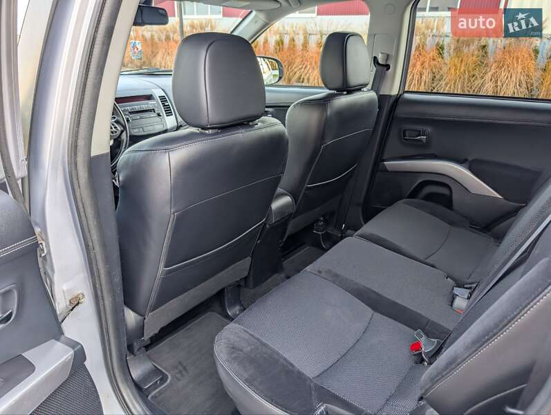 Внедорожник / Кроссовер Mitsubishi Outlander XL 2012 в Луцке