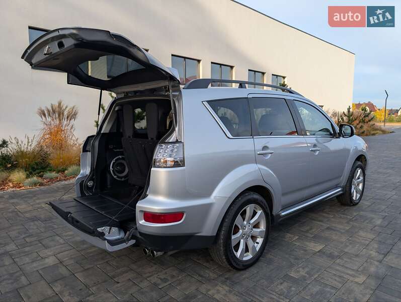 Внедорожник / Кроссовер Mitsubishi Outlander XL 2012 в Луцке