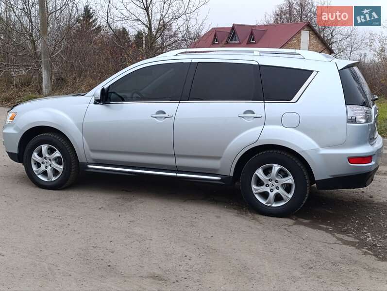Внедорожник / Кроссовер Mitsubishi Outlander XL 2010 в Теофиполе