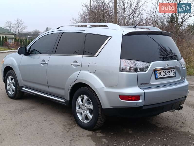 Внедорожник / Кроссовер Mitsubishi Outlander XL 2010 в Теофиполе