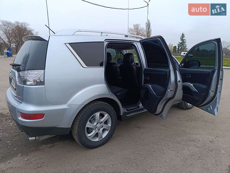 Внедорожник / Кроссовер Mitsubishi Outlander XL 2010 в Теофиполе