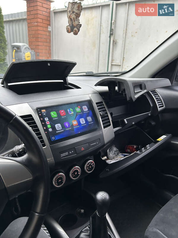 Позашляховик / Кросовер Mitsubishi Outlander XL 2009 в Жовтих Водах фото 9 Позашляховик / Кросовер Mitsubishi Outlander XL 2009 в Жовтих Водах