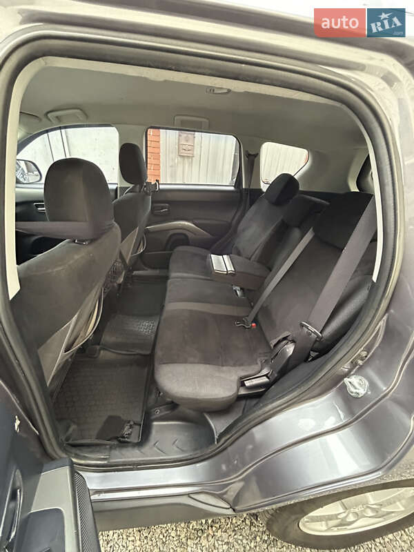 Позашляховик / Кросовер Mitsubishi Outlander XL 2009 в Жовтих Водах фото 10 Позашляховик / Кросовер Mitsubishi Outlander XL 2009 в Жовтих Водах