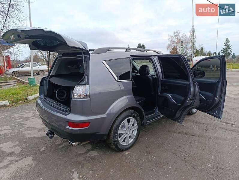 Позашляховик / Кросовер Mitsubishi Outlander XL 2010 в Теофіполі