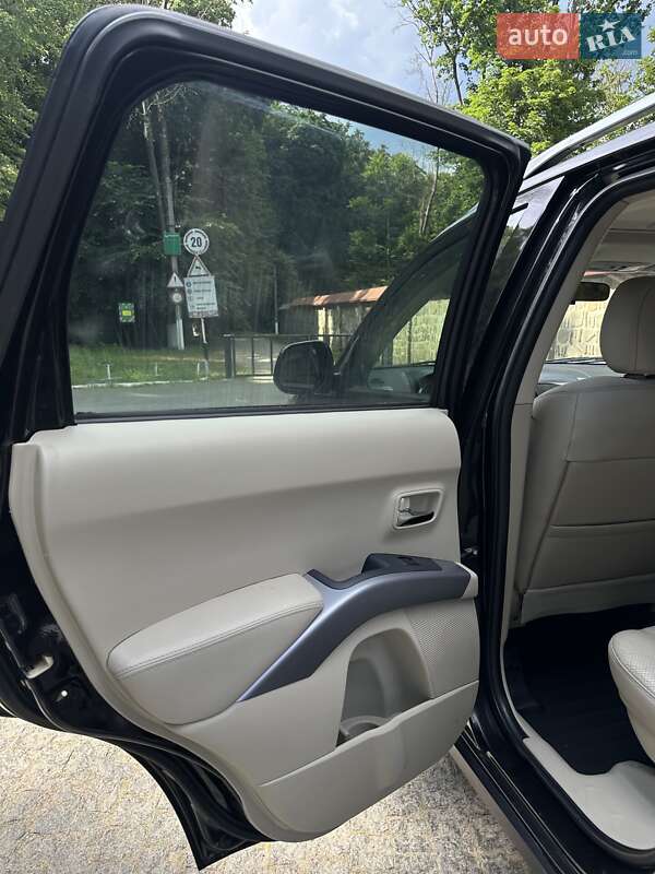 Позашляховик / Кросовер Mitsubishi Outlander XL 2007 в Чернівцях