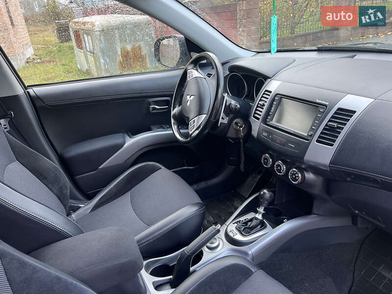 Внедорожник / Кроссовер Mitsubishi Outlander XL 2011 в Луцке