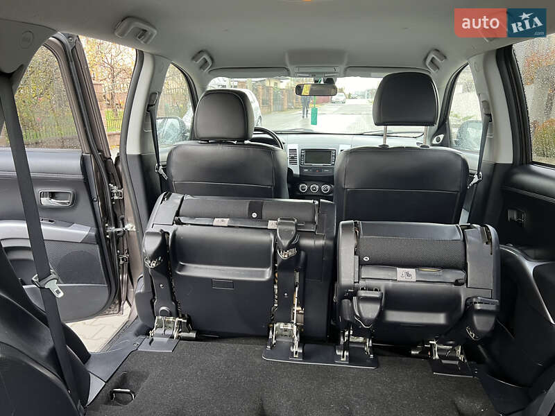 Внедорожник / Кроссовер Mitsubishi Outlander XL 2011 в Луцке