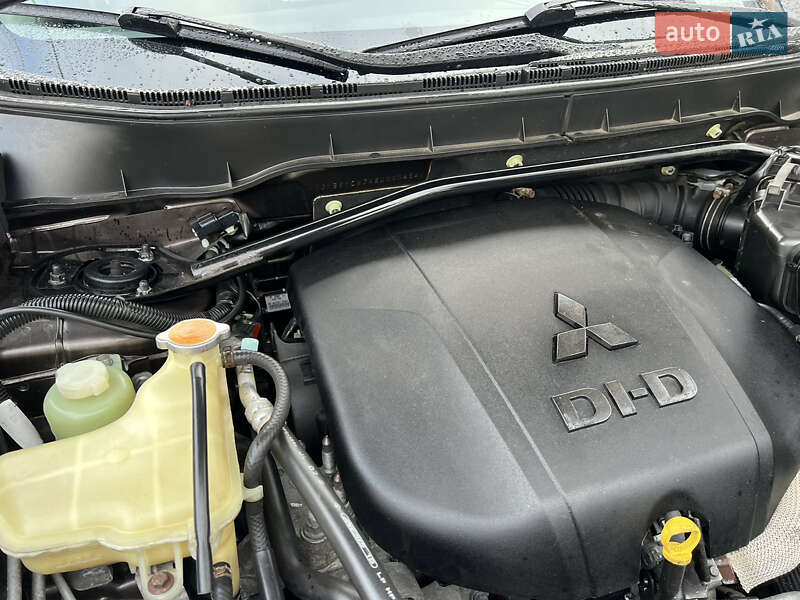 Внедорожник / Кроссовер Mitsubishi Outlander XL 2011 в Луцке