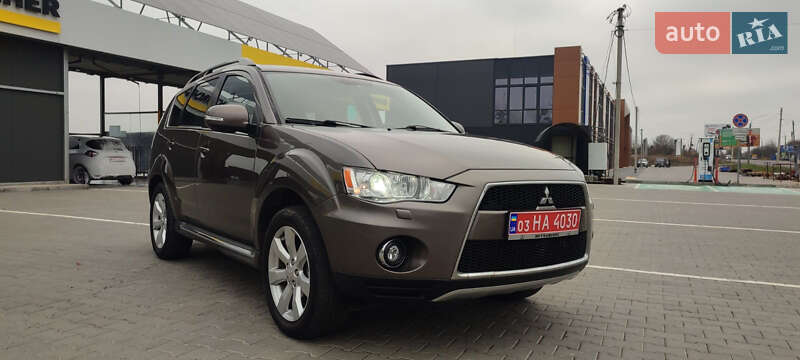 Внедорожник / Кроссовер Mitsubishi Outlander XL 2011 в Луцке