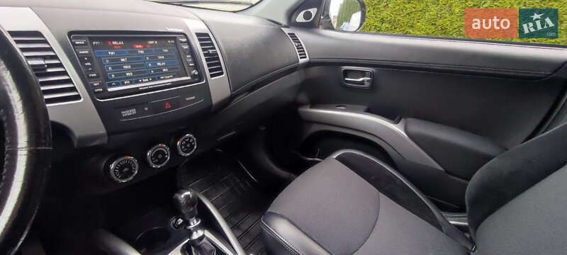 Внедорожник / Кроссовер Mitsubishi Outlander XL 2011 в Луцке