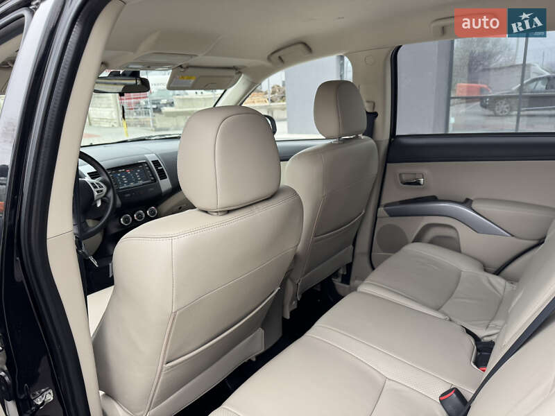 Позашляховик / Кросовер Mitsubishi Outlander XL 2011 в Івано-Франківську