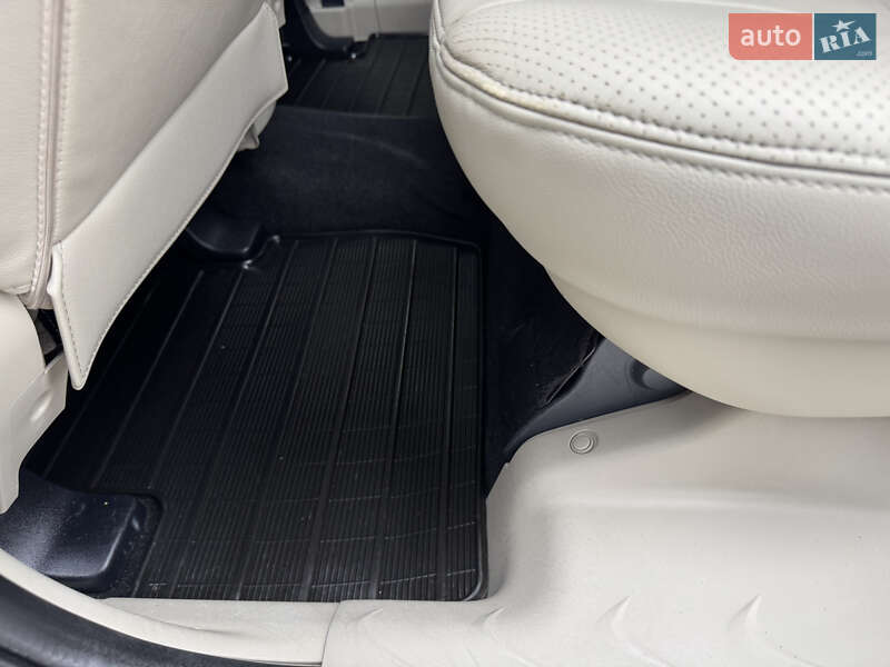 Позашляховик / Кросовер Mitsubishi Outlander XL 2011 в Івано-Франківську