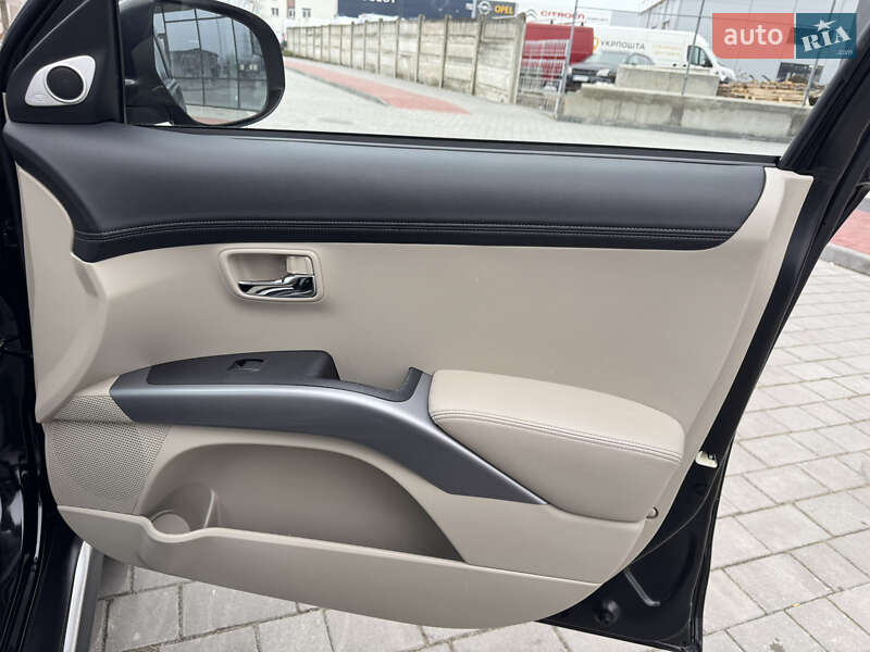 Позашляховик / Кросовер Mitsubishi Outlander XL 2011 в Івано-Франківську