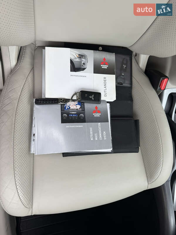 Позашляховик / Кросовер Mitsubishi Outlander XL 2011 в Івано-Франківську