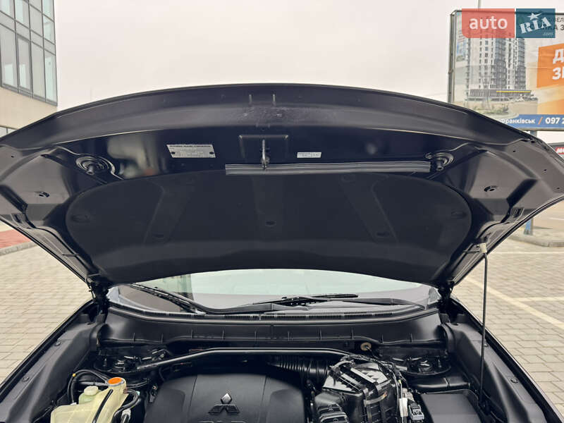 Позашляховик / Кросовер Mitsubishi Outlander XL 2011 в Івано-Франківську