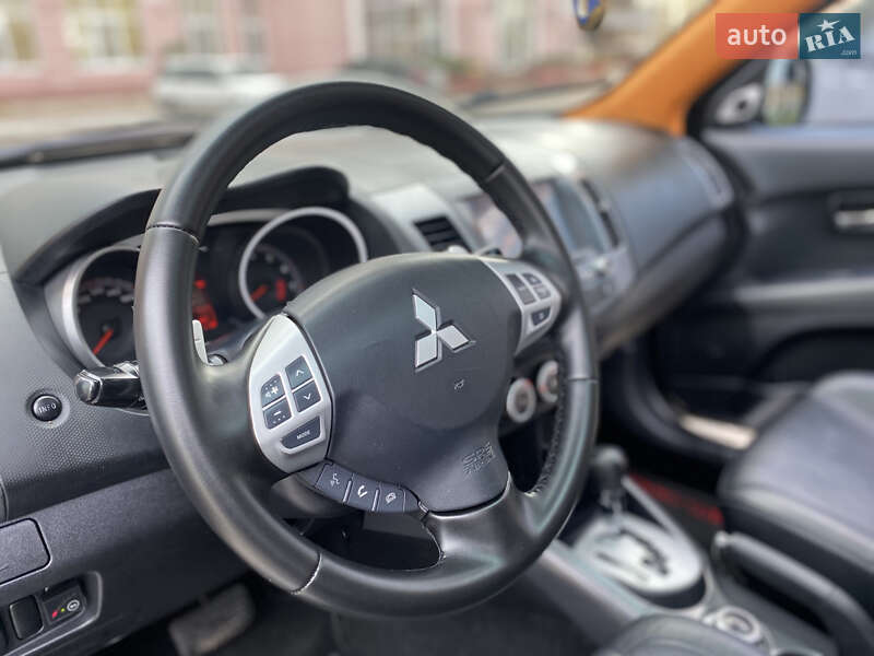 Позашляховик / Кросовер Mitsubishi Outlander XL 2008 в Одесі
