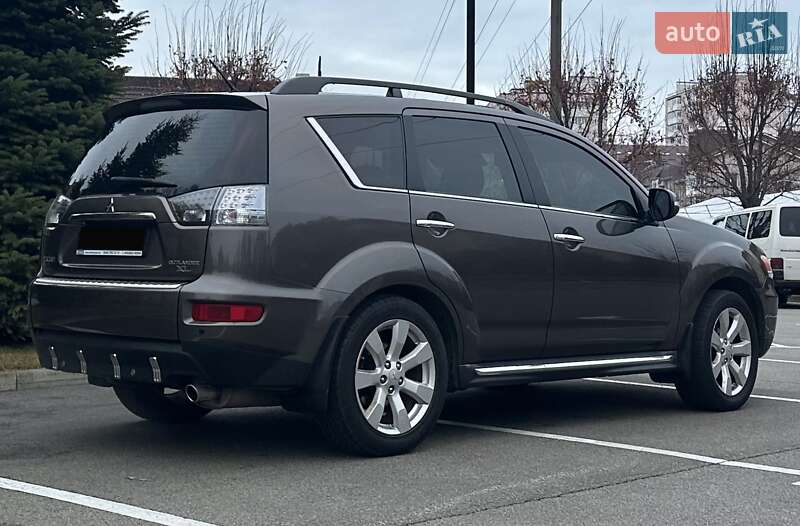Внедорожник / Кроссовер Mitsubishi Outlander XL 2011 в Киеве