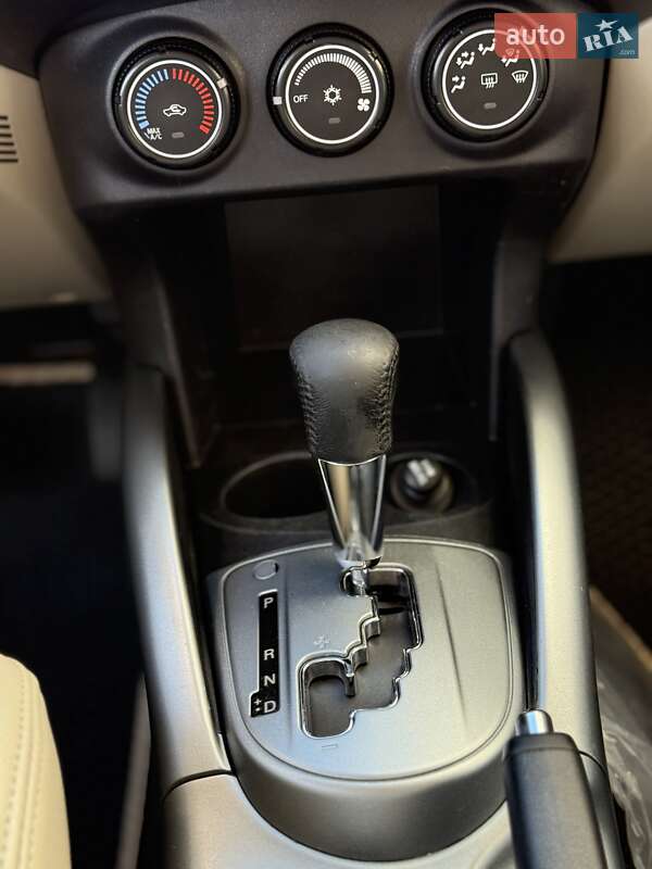 Позашляховик / Кросовер Mitsubishi Outlander XL 2011 в Черкасах