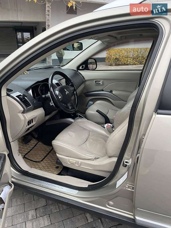Позашляховик / Кросовер Mitsubishi Outlander XL 2008 в Києві